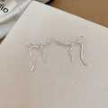 Dettaglio di orecchini a fiocco argento con nappe e accenti in cristallo lucido - Ganci per orecchini / Argento