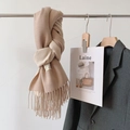 Écharpe double face toucher cachemire kaki et beige avec franges sur un cintre - Abricot Avoine