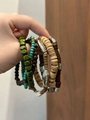 Dettaglio di braccialetti bohémien con perline in legno, accenti turchesi e girasoli - Set di 6 Braccialetti