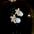 Vergoldete Blumenohrringe mit Zirkonia-Mikropavé und großen runden weißen Perlen - Silber-Ohrstecker - Goldene Perlenblume Stil