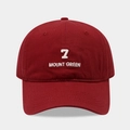 Detail van het witte borduursel met 7 en MOUNT GREEN op een bordeauxrode katoenen pet van top - Verstelbaar / Bordeauxrood