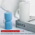 Bougie cylindrique bleue et moule en silicone avec texture ondulée verticale détaillée - Moule à bougie cylindrique côtelé n°3 (62x110mm)