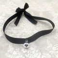 Collier choker en satin noir avec clochette argentée et ruban ajustable en nœud - Choker en ruban noir avec clochette / Noir