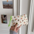 Details einer Stofftasche mit Blumenmuster, neonfarbenem Seilgriff und Bärenprint - Blumen Bär