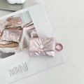 Detail van roze satijnen AirPods-hoesje met hartstiksels en een stevige druksluiting - Hart Roze