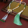 Detailansicht des Ruyi-Schloss-Anhängers mit grünem Edelstein und eleganter Perlenkette - Grüner Glücksverheißender Wolkenhohlraum Ruyi Schloss Quastenstil