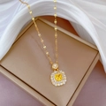 Vue macro d'un collier doré géométrique avec gemme jaune et pavé de diamants sur soie - Jaune (E417)