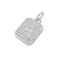 Macro-opname van zilveren letter A hanger met zirkonia op een witte achtergrond - Zilveren Letter A (Alleen Hanger (Zonder Ketting))