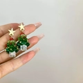 Orecchini a forma di albero di Natale in rilievo verdi con stella oro e fiocco rosso - Stella Placcata Oro 14k-Perno in Argento / Stud orecchini
