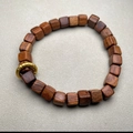 Bracelet en bois de rose aux perles carrées avec un anneau gravé en métal doré chic - Bois de Rose Noir 7mm Cube avec Anneau Doré