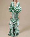 Detail van groene jurk met tropische print, diepe V-hals, pofmouwen en ruches laagjes - S / Lichtgroen