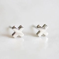Orecchini a perno a croce minimalisti in acciaio inossidabile con finitura argento - Color Acciaio