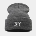 Détail de la broderie blanche NY sur un bonnet en maille gris foncé avec revers - Gris chiné foncé