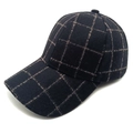 Seitenansicht der schwarz karierten Baseballkappe mit feinem braunem Karomuster-Detail - M (56-58cm) / Schwarz