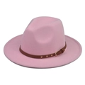 Détail d'un chapeau fedora rose en laine avec ceinture en cuir brun et boucle dorée - Rose