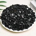 Piedras de turmalina negra natural pulida presentadas en un cuenco blanco decorativo - Hiperstena / 7-9mm (Envase de 100g) / Negro