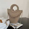 Sac seau beige chic avec chaîne en résine et poignée ronde intégrée minimaliste - Kaki