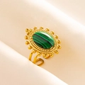 Dettaglio anello dorato vintage regolabile con inserto in pietra di malachite - Anello d'Oro / Malachite Verde