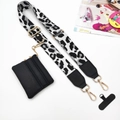 Dettaglio tracolla per cellulare leopardata con doppia tasca zip e ganci metallici oro - Set Tracolla Pochette E Patch/Fibbia In Argento / Leopardo Grigio Chiaro
