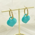 Orecchini a cerchio dorati con ciondoli a cuore blu su supporto dorato elegante - Blu Lago