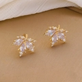 Elegantes pendientes de hoja dorada con circonitas sobre lujosa tela de raso champán - Estilo de Pendientes de Botón de Hoja de Arce con Pedrería Completa (M-181) / Dorado