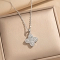 Collier trèfle argenté avec pendentif fleur en zircone sur un écrin de bijoux de luxe - Style Argenté (453)