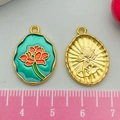 Ciondolo loto in smalto dorato e charm floreale a rilievo per creazione gioielli fai da te - 21x15mm / Loto Blu-verde