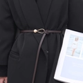 Dettaglio di cintura sottile in pelle PU marrone, elegante fibbia dorata per abito blazer. - 110cm / Caffè