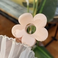 Détail de la pince à cheveux en forme de fleur avec boucle papillon et ressort robuste - Moyen (8cm) / Calicot Blanc