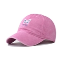 Dettaglio del cappellino in cotone rosa lavato con farfalla blu ricamata e scritta Dreams - Regolabile / Farfalla Rosa