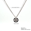 Collana con ciondolo bussola in acciaio inossidabile e dimensioni su uno sfondo bianco - 535-02 Stella Esagonale