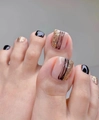 Uñas postizas para pies en negro y dorado brillante con detalles de líneas nude - 1624-Líneas Oro Negro