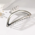 Pinza para el pelo de metal plateado pulido con diseño de semicírculo en fondo blanco minimal - Plateado