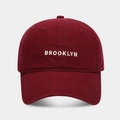 Detalle del bordado blanco BROOKLYN en la gorra de béisbol de algodón color burdeos - Ajustable / Burdeos
