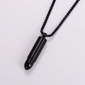 Détail macro d'un pendentif balle en acier inoxydable noir avec sa chaîne métallique - Avec chaîne / Noir