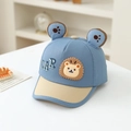 Dettaglio della simpatica toppa con leone e ricamo CAR sul cappellino da baseball per bambini - 50cm (1-3 anni) / Blu