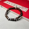 Bracelet en bois de santal brun foncé avec perles baril et anneau en métal doré - Bois Yaochen 7mm Cube avec Anneau Doré