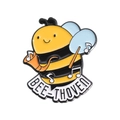 Spilla smaltata a forma di ape con strisce gialle e scritta Bee-thoven su sfondo bianco - Ape Musicista (QHXZ2712)