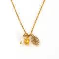 Dettaglio del ciondolo a conchiglia placcato oro 18k con cristalli e perla su catena - Stile Perla Conchiglia Pavé (ZN1968G)