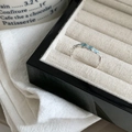 Anello a onda minimalista in argento con smalto azzurro esposto in portagioie - Anello Texturizzato Ondulato Blu Chiaro (J4107)