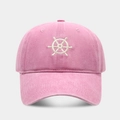 Gorra de béisbol de algodón lavado rosa con bordado de timón blanco en estilo vintage - Ajustable / Rosa