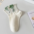Weiße Baumwollsocken mit grüner Blumenstickerei und dem Text Flower im Detail - Einheitsgröße / Weiß Grüne Blume