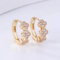 Elegantes pendientes de aro chapados en oro con tres grupos florales de cristales claros - Triple Flor Circonita Blanca / Dorado
