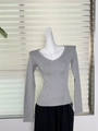 Détail d'un t-shirt gris à manches longues et col en V en modal sur un mannequin de couture - Gris Col V