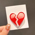 Fermaglio per capelli a cuore spezzato rosso lucido su sfondo grigio - Cuore Infranto