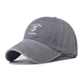 Dettaglio cappellino in cotone grigio lavato con ricamo rosa bianca e slogan - Regolabile / Grigio con Ricamo a Rosa