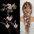 Set accessori capelli sposa con fiori di stoffa rosa, foglie dorate e perle su modella - Set di 4 / Rosa
