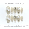 Detalle de uñas postizas hechas a mano con rosas en relieve 3D y diamantes de imitación - XS / Camelia Francesa