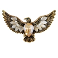 Dettaglio macro della spilla aquila vintage con strass ambra e pietre occhio di gatto - Aquila Champagne Oro Antico
