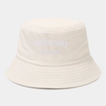 Dettaglio del ricamo LOVE STORY e delle cuciture sul cappello alla pescatora beige - Beige / Taglia unica